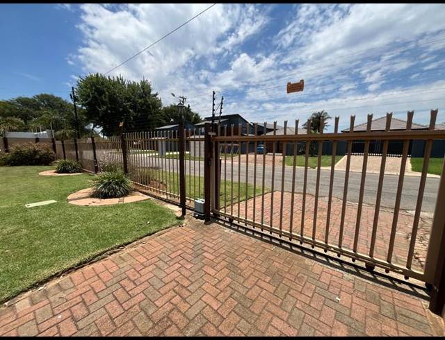 3 BEDROOM HOUSE FOR SALE IN GREENHILLS